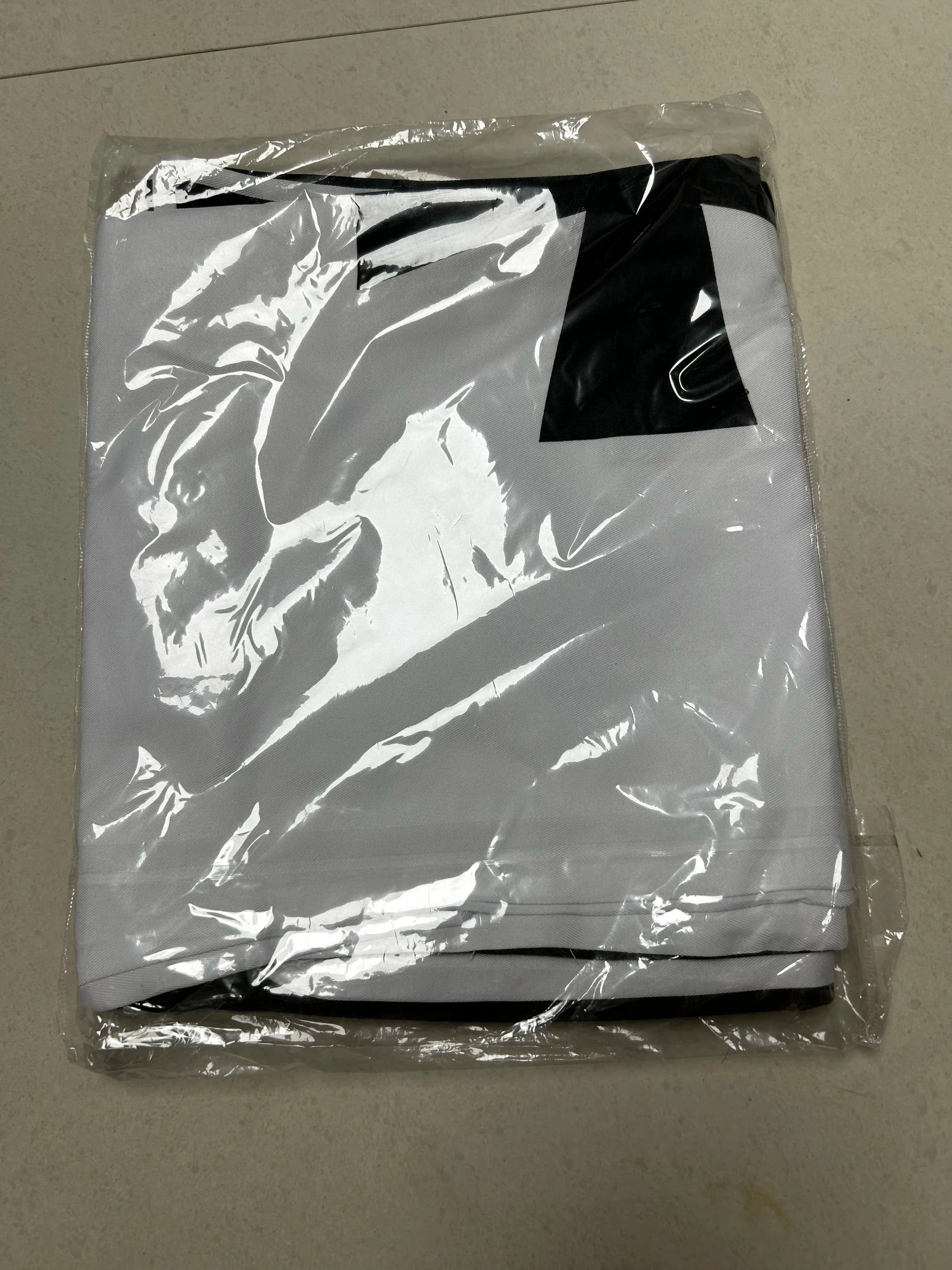 Mittelalterliches Kostüm mit Kapuze – Schwarz und Rot