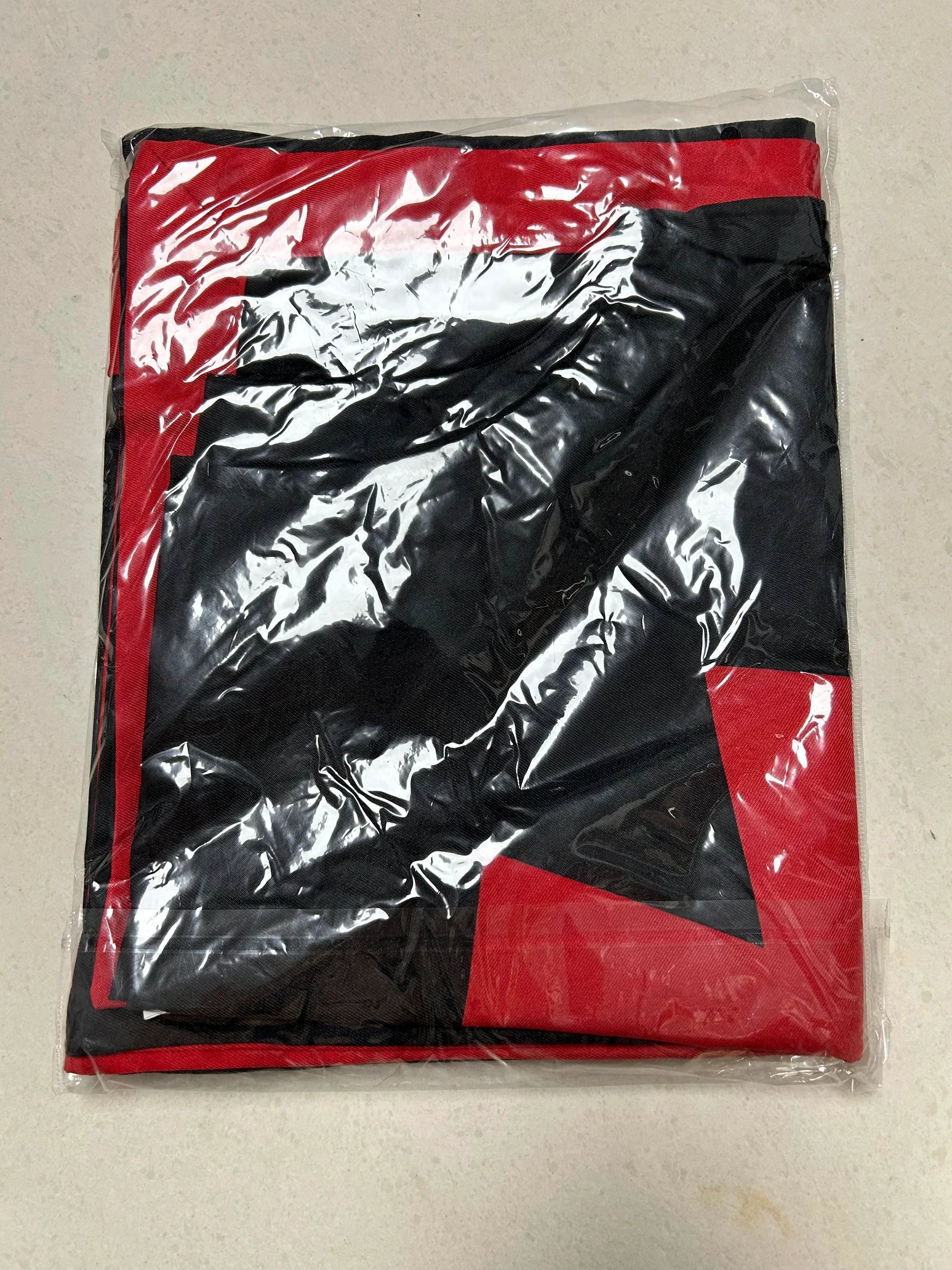 Mittelalterliches Kostüm mit Kapuze – Schwarz und Rot