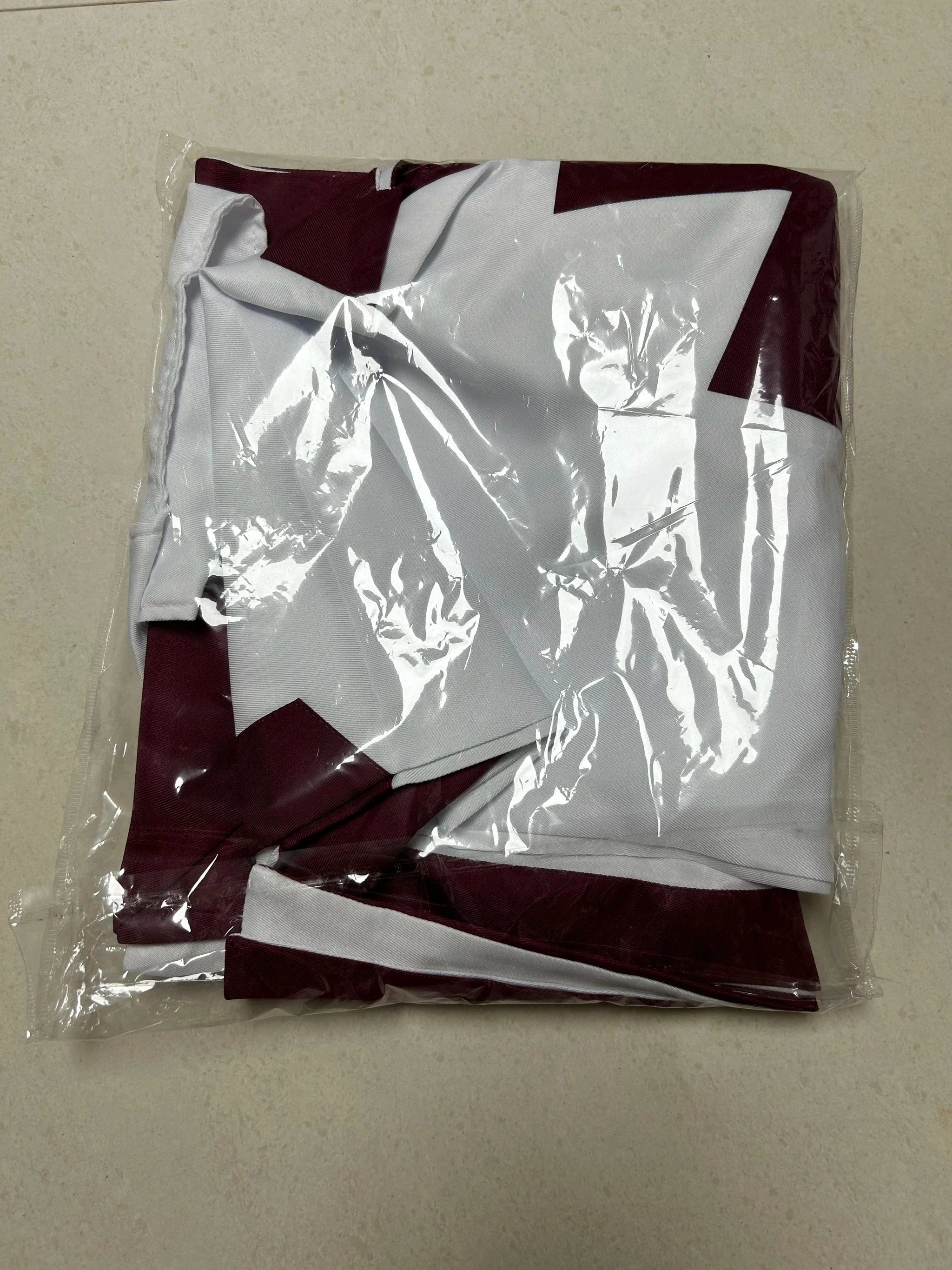 Mittelalterliches Kostüm mit Kapuze – Schwarz und Rot