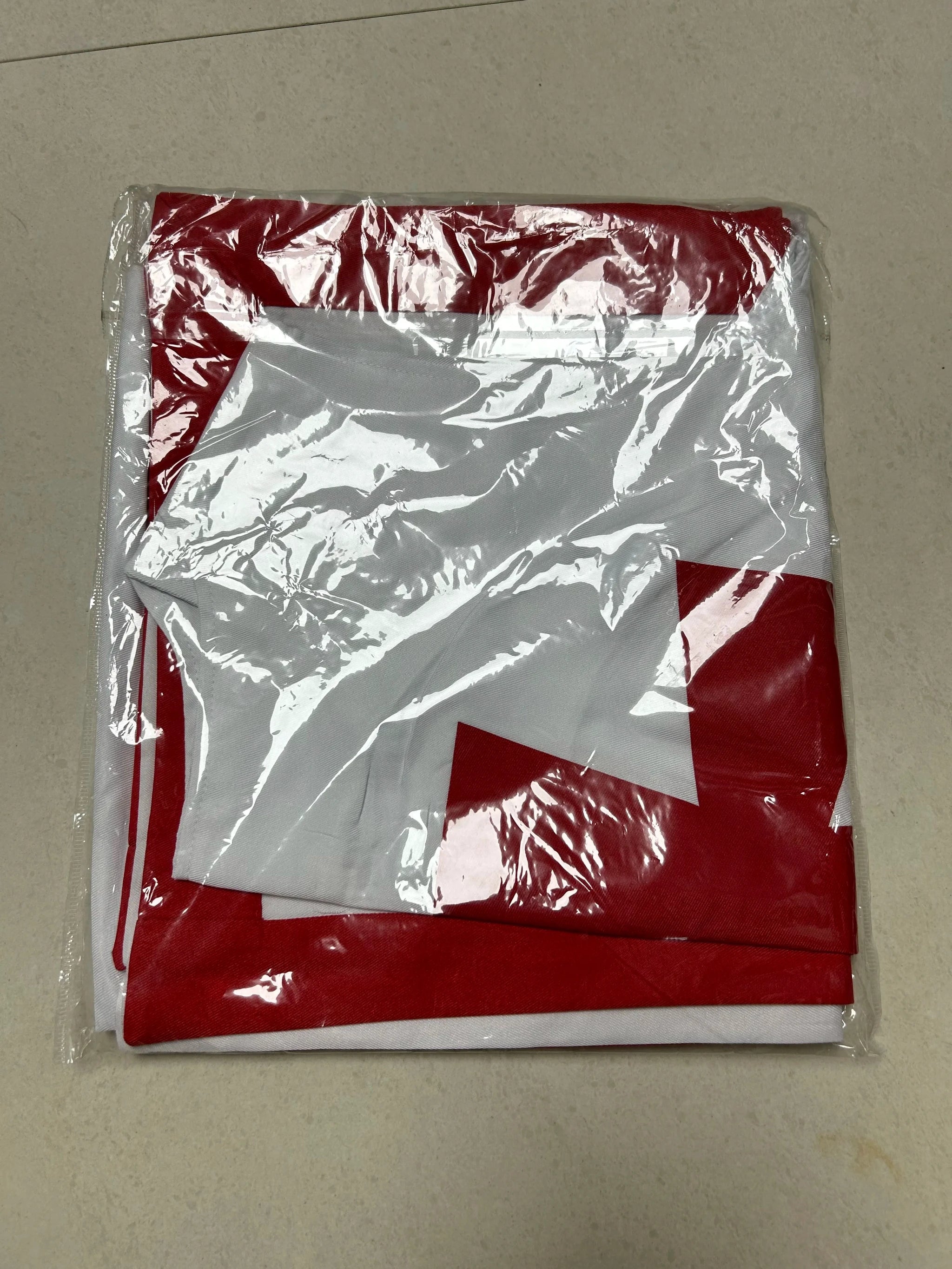 Mittelalterliches Kostüm mit Kapuze – Schwarz und Rot